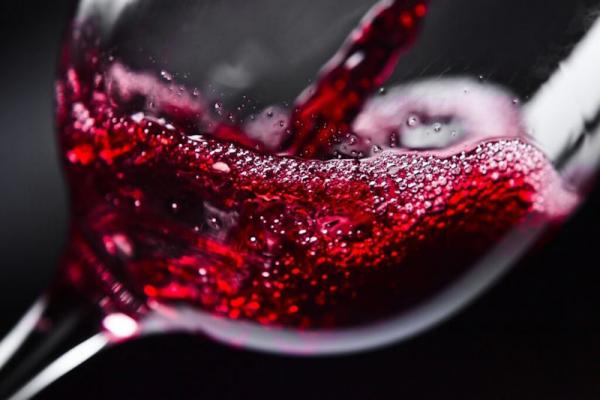 Красное вино: квинтэссенция головных болей — кверцетин и дороговизна